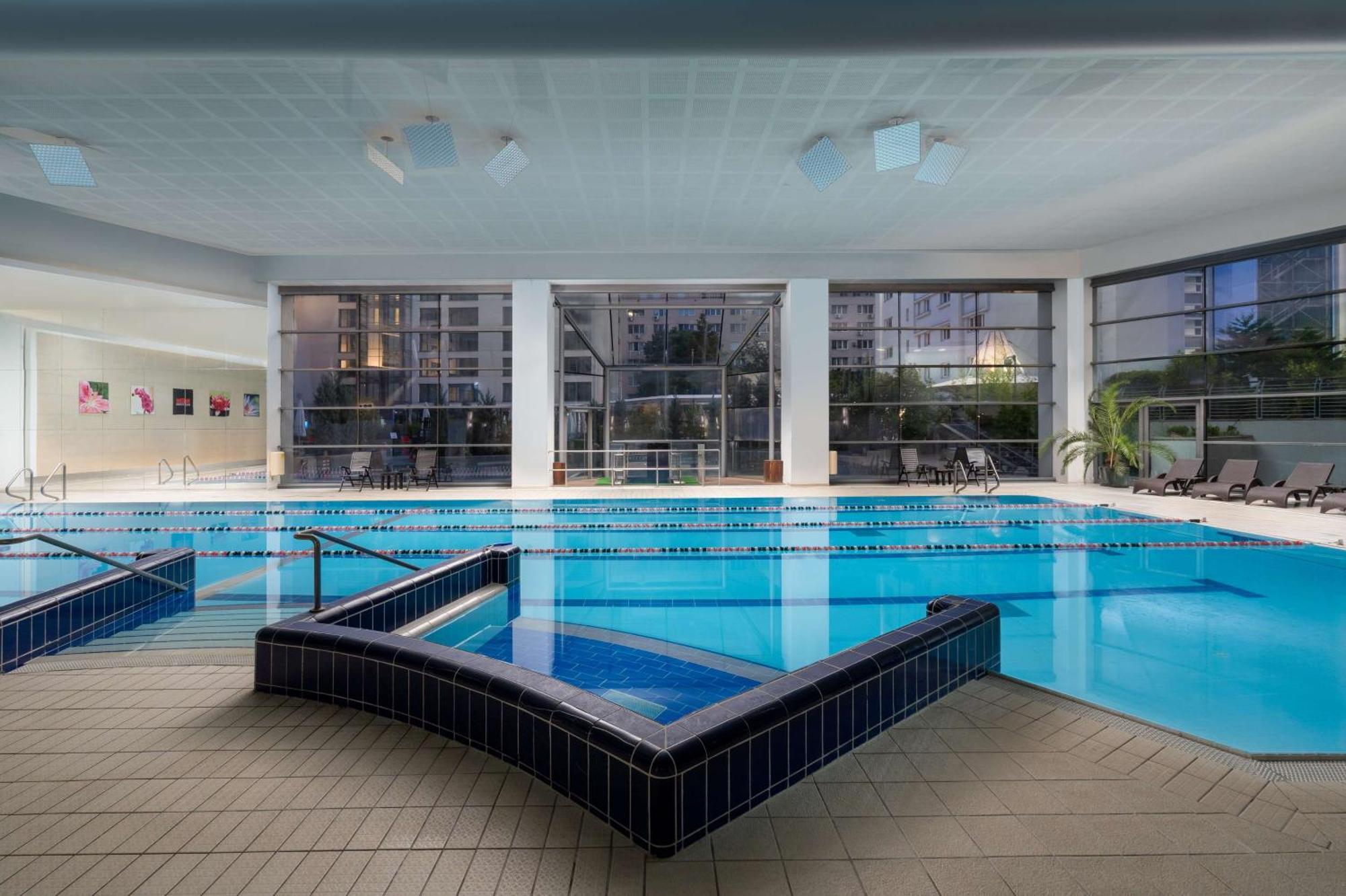 Radisson Blu Hotel Bucharest Exterior photo Swimming pool