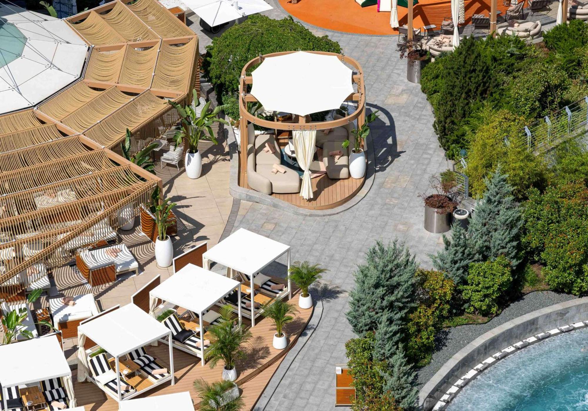Radisson Blu Hotel Bucharest Exterior photo The pool at the W